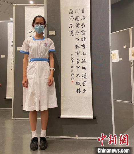 吳婷婷同學(xué)與自己的得獎作品合影?！∥喝A都 攝