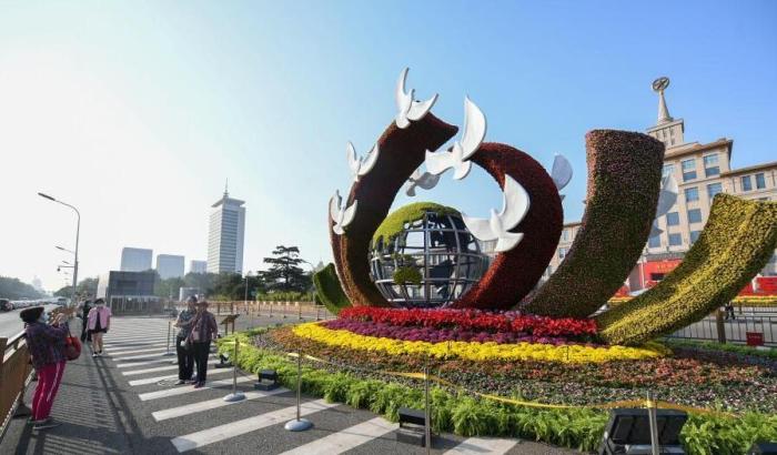 資料圖：9月26日，北京市長安街沿線國慶主題花壇亮相，吸引市民拍照“打卡”。<a target='_blank' href='/'>中新社</a>記者 趙文宇 攝