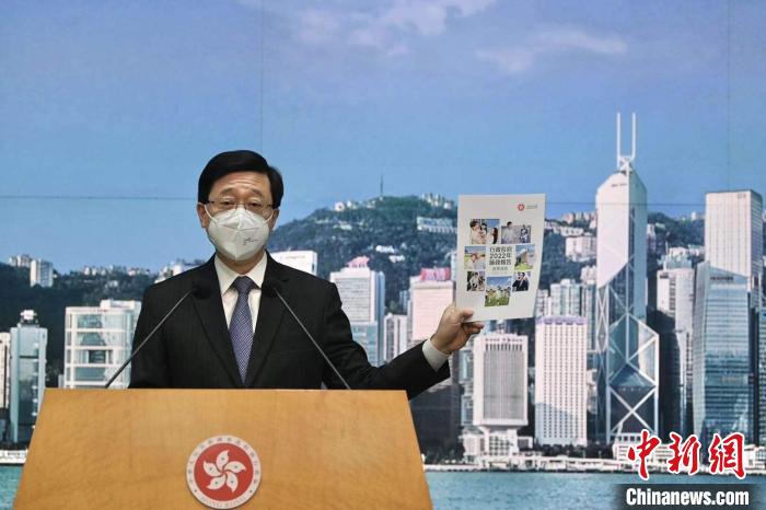 李家超向傳媒展示施政報(bào)告政策措施篇章?！±钪救A 　攝