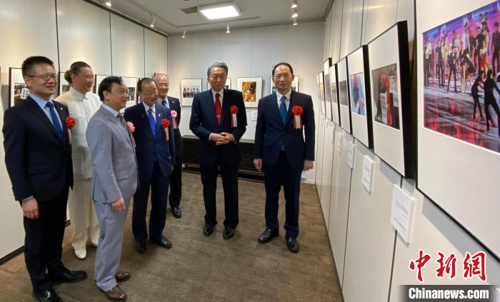 中國駐日本大使館臨時代辦楊宇、日本前首相鳩山由紀(jì)夫參觀攝影展。　主辦方供圖