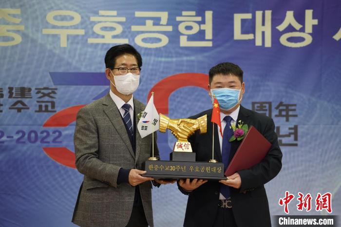 圖為韻達(dá)韓國公司代表梁忠金接受頒獎(jiǎng)。