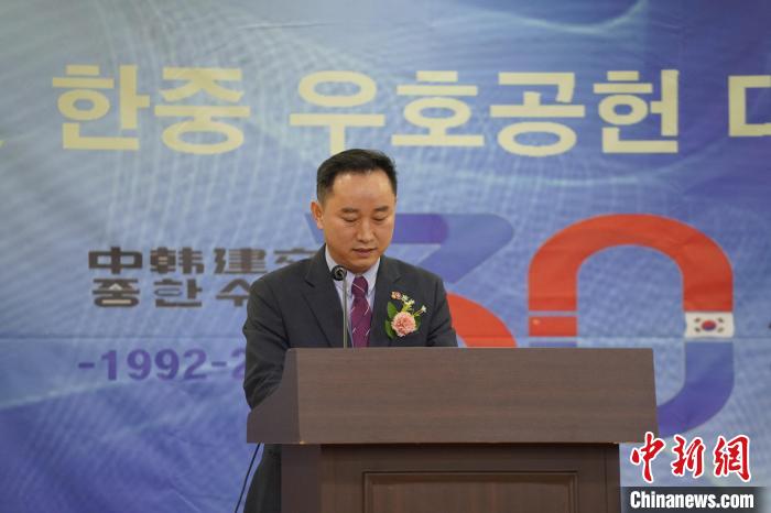 圖為韓國華僑華人聯(lián)合總會(huì)會(huì)長王維月致辭?！⑿?攝