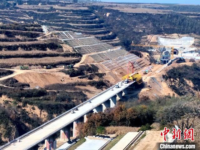 圖為航拍大橋。　王星輝 攝