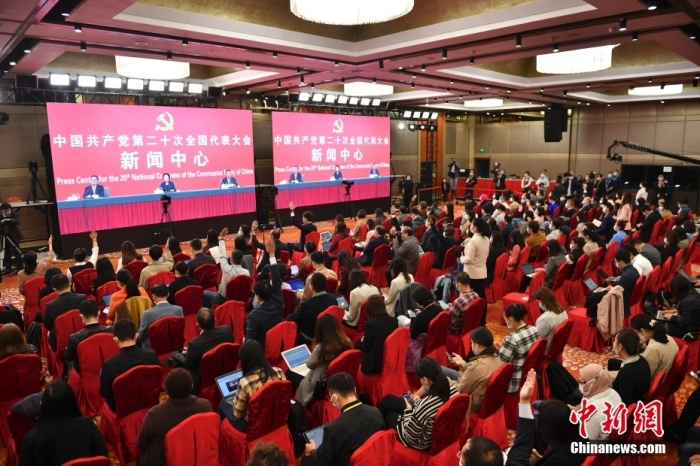 10月20日，中國(guó)共產(chǎn)黨第二十次全國(guó)代表大會(huì)新聞中心舉行記者招待會(huì)。中央對(duì)外聯(lián)絡(luò)部副部長(zhǎng)沈蓓莉，外交部黨委委員、副部長(zhǎng)馬朝旭圍繞“習(xí)近平外交思想指引中國(guó)特色大國(guó)外交開(kāi)拓前行”主題與記者交流。圖為記者在分會(huì)場(chǎng)舉手提問(wèn)。 <a target='_blank' href='/'>中新社</a>記者 田雨昊 攝