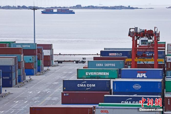 資料圖：集裝箱卡車行駛在上海洋山深水港內(nèi)。 殷立勤 攝