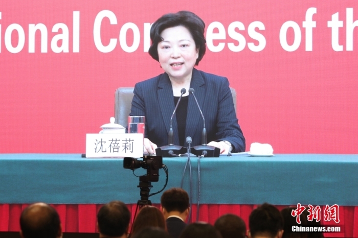 10月20日，中國共產(chǎn)黨第二十次全國代表大會新聞中心舉行記者招待會。中央對外聯(lián)絡(luò)部副部長沈蓓莉，外交部黨委委員、副部長馬朝旭圍繞“習(xí)近平外交思想指引中國特色大國外交開拓前行”主題與記者交流。圖為在分會場拍攝的沈蓓莉通過視頻回答記者提問。 <a target='_blank' href='/'>中新社</a>記者 蔣啟明 攝