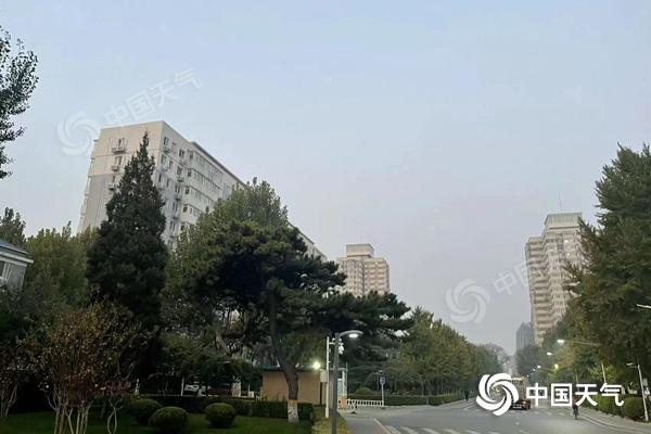 北京今晨有輕霧。(圖/中國天氣網(wǎng) 王曉)