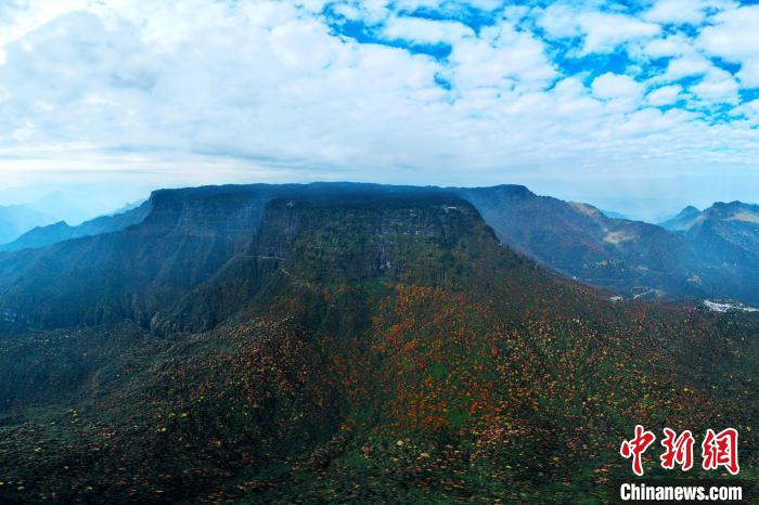 秋日下的瓦屋山穿上了七彩衣?！⒅铱?攝