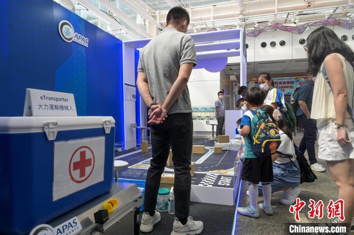 參與者試玩大力運(yùn)輸機(jī)械人?！￡愑乐Z 攝