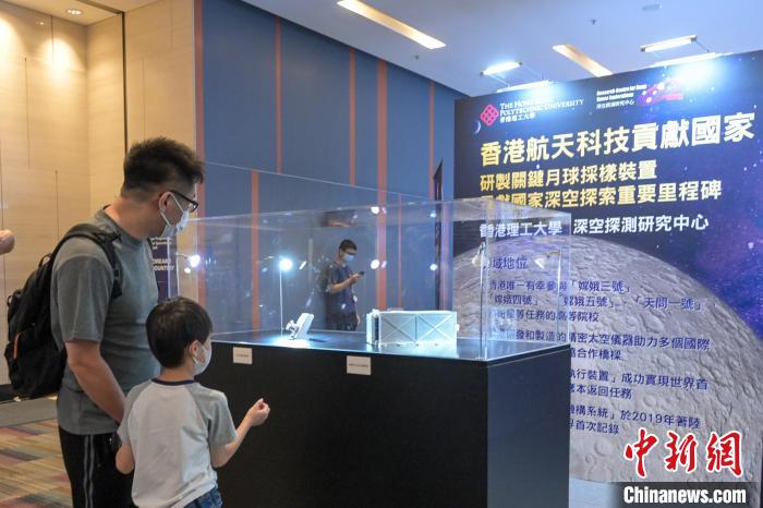 參與者觀看航天相關(guān)展品?！￡愑乐Z 攝