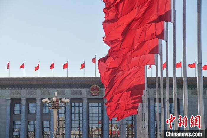 資料圖：人民大會(huì)堂前紅旗飄飄。