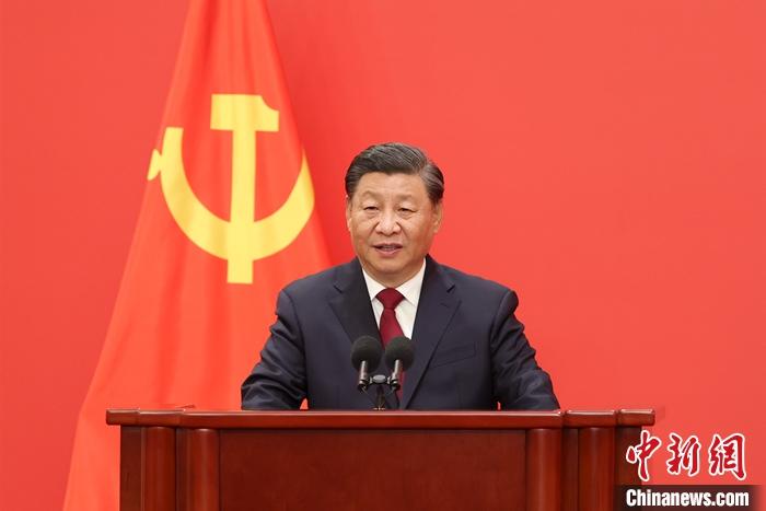 10月23日，剛剛在中國共產(chǎn)黨第二十屆中央委員會(huì)第一次全體會(huì)議上當(dāng)選的中共中央總書記習(xí)近平和中共中央政治局常委李強(qiáng)、趙樂際、王滬寧、蔡奇、丁薛祥、李希在北京人民大會(huì)堂同中外記者親切見面。圖為習(xí)近平發(fā)表重要講話。 <a target='_blank' href='/'>中新社</a>記者 盛佳鵬 攝