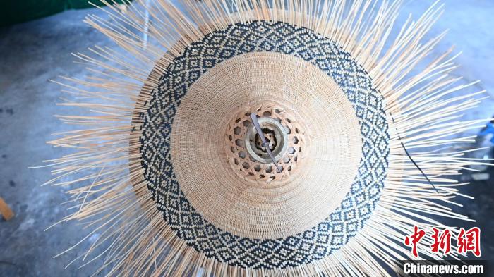 圖為花竹帽半成品?！⊥跻哉?攝