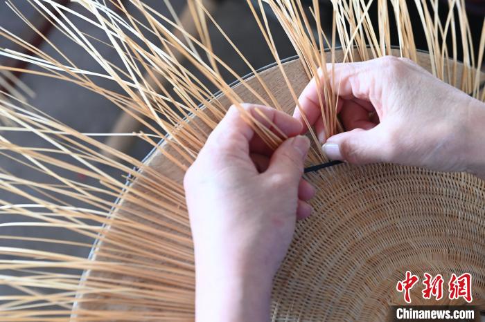工匠正在編織花竹帽?！⊥跻哉?攝