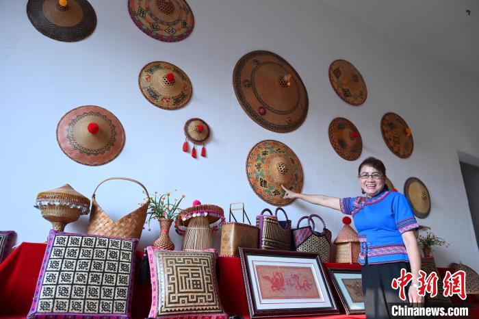 譚素娟母女二人合力創(chuàng)新了古老的花竹帽編織技藝，將年輕人喜歡的花紋、顏色融入到創(chuàng)作中?！⊥跻哉?攝