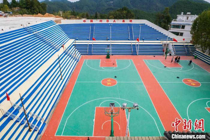 圖為臺(tái)盤村改擴(kuò)建后的“村BA”球場(chǎng)?！√普?攝