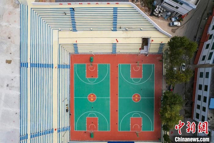 圖為臺(tái)盤村改擴(kuò)建后的“村BA”球場(chǎng)?！√普?攝