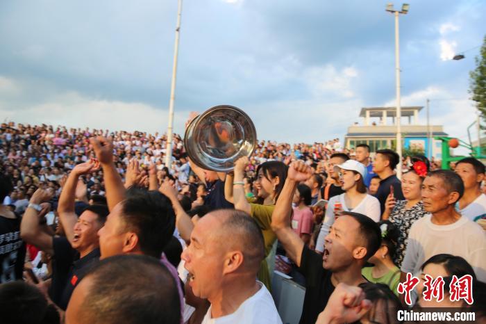 圖為“村BA”籃球賽比賽現(xiàn)場(chǎng)，觀看球賽的民眾加油助威?！∮嗵煊?攝