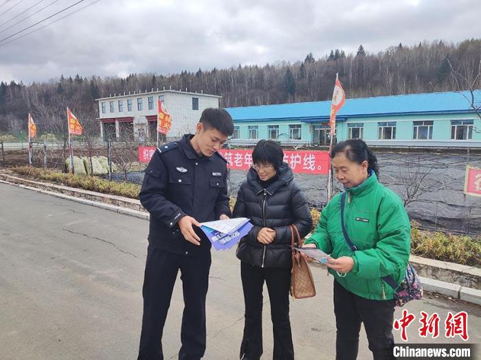 趙華琛(左一)正在給群眾講解反詐信息?！∈茉L者供圖