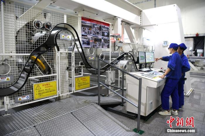 資料圖為工人在泉州一工廠自動(dòng)化車(chē)間工作。 <a target='_blank' href='/'>中新社</a>記者 王東明 攝