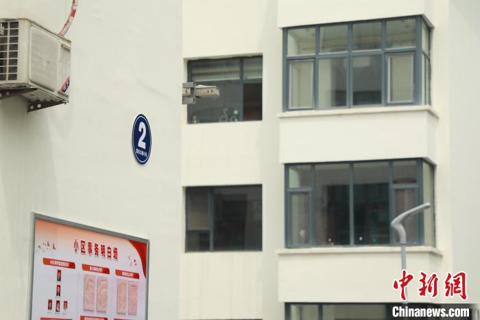 昔日私搭亂建、環(huán)境衛(wèi)生臟亂差的現(xiàn)象已不見蹤影，老舊小區(qū)著“新裝”?！∠蛏?攝