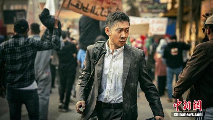 當(dāng)?shù)貢r(shí)間10月23日晚，今年中國(guó)國(guó)慶檔票房冠軍《萬(wàn)里歸途》在美國(guó)加利福尼亞州洛杉磯舉行首映禮。圖為張譯在《萬(wàn)里歸途》中飾外交部領(lǐng)保中心一等秘書(shū)宗大偉。 主辦方供圖