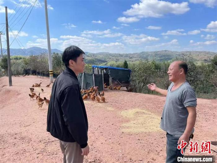 養(yǎng)殖戶沈海江享受到了“快遞進村”紅利?！∮嘬幑﹫D