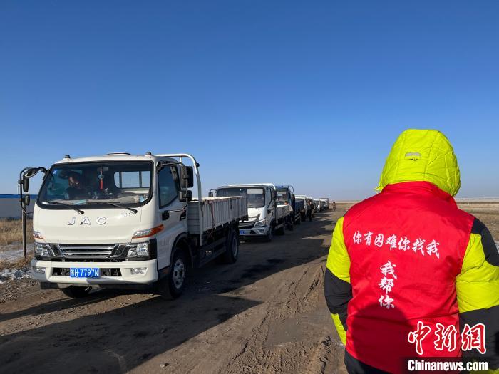 圖為牧民們正排隊(duì)等著拉煤?！氁舳继m 攝