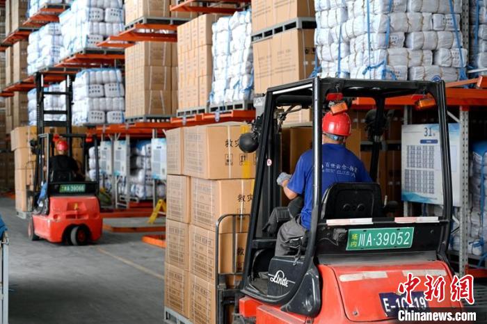 倉庫里，工人師傅正在轉(zhuǎn)運御寒物資?！∷拇☉?供圖