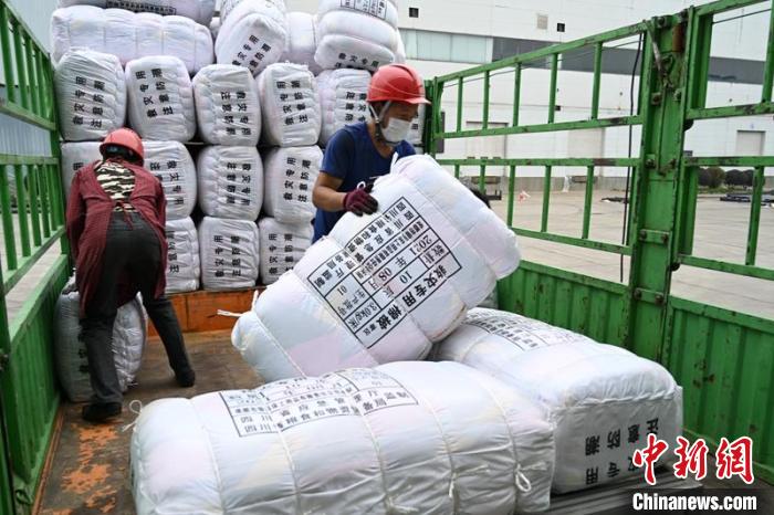 一批御寒物資正在裝車?！∷拇☉?供圖