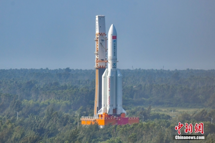 10月25日，夢(mèng)天實(shí)驗(yàn)艙與長(zhǎng)征五號(hào)B遙四運(yùn)載火箭組合體已轉(zhuǎn)運(yùn)至發(fā)射區(qū)。后續(xù)將按計(jì)劃開展發(fā)射前各項(xiàng)功能檢查和聯(lián)合測(cè)試等工作，并于近日擇機(jī)實(shí)施發(fā)射。圖為夢(mèng)天實(shí)驗(yàn)艙與長(zhǎng)征五號(hào)B遙四運(yùn)載火箭組合體轉(zhuǎn)運(yùn)中。 <a target='_blank' href='/'>中新社</a>記者 駱云飛 攝