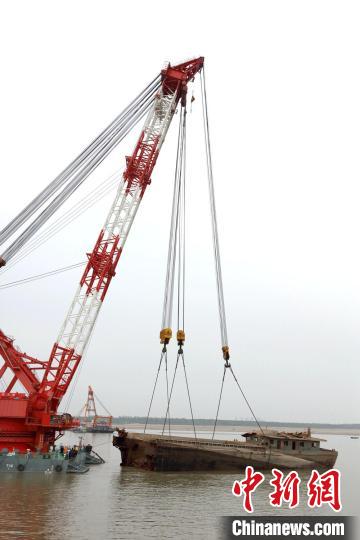 沉船順利打撈出水 長江航道局供圖 沉船順利打撈出水 長江航道局供圖