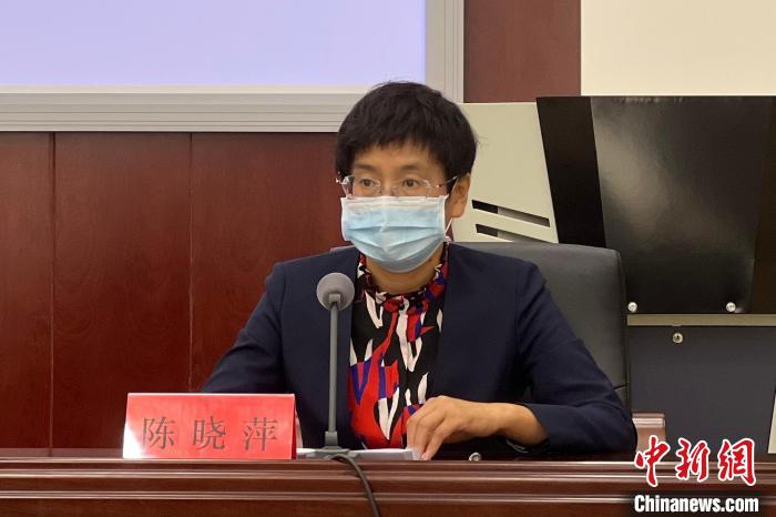 圖為西寧市商務局局長陳曉萍在新聞發(fā)布會上介紹西寧市基本生活必需品保障情況。　李江寧 攝