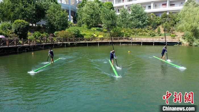 廣西河池學(xué)院學(xué)生進(jìn)行獨(dú)竹漂技能練習(xí)?！⊥跻哉?攝