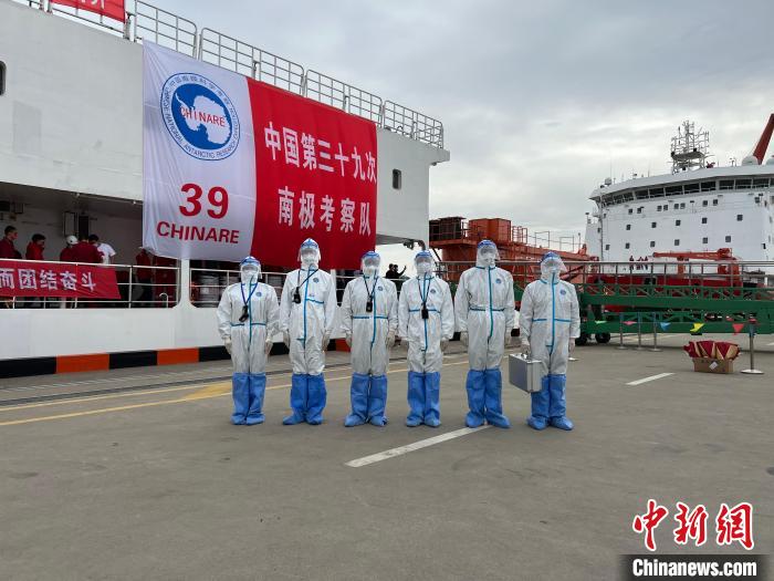 邊檢機關(guān)將查驗窗口設(shè)在碼頭船邊。