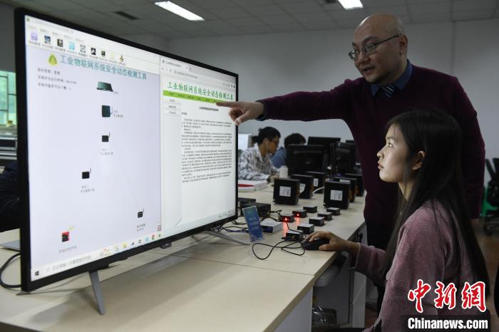 魏旻在課堂上指導(dǎo)學(xué)生進行物聯(lián)網(wǎng)相關(guān)操作?！≈芤?攝