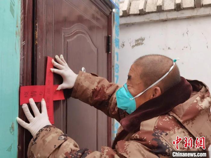 圖為呼和浩特團結(jié)小區(qū)網(wǎng)格員李吉慶在工作中。　呼和浩特迎新中路社區(qū)供圖