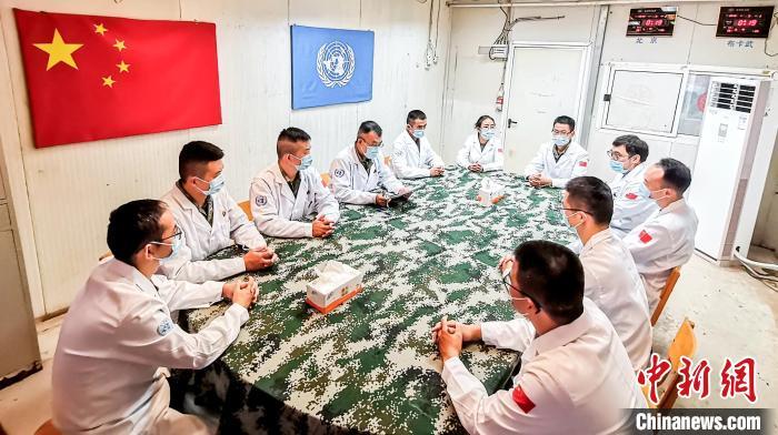 圖為在演練中，醫(yī)療分隊接到救治任務(wù)后迅速召集醫(yī)護人員啟動應(yīng)急救援救治方案。　高莎惠 攝