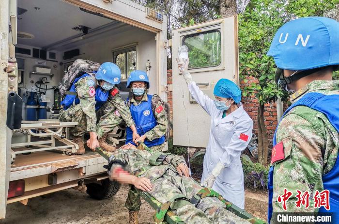 圖為在傷員救治演練中，醫(yī)療分隊正在接收傷員。　高莎惠 攝