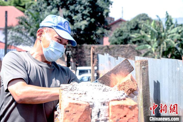 圖為為強化營區(qū)安全防衛(wèi)工事，工兵分隊正在為醫(yī)療分隊建設(shè)堅固圍墻一線防衛(wèi)工事?！「呱?攝