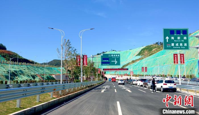 海滄疏港通道通車現(xiàn)場。　楊伏山 攝