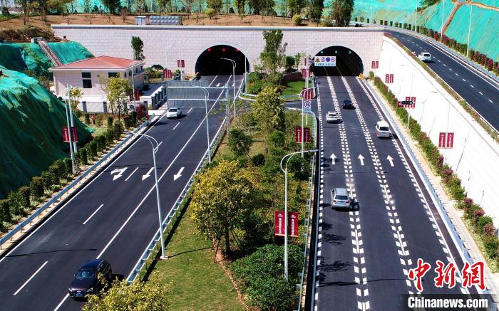 海滄疏港通道通車現(xiàn)場。　張昂然 　攝