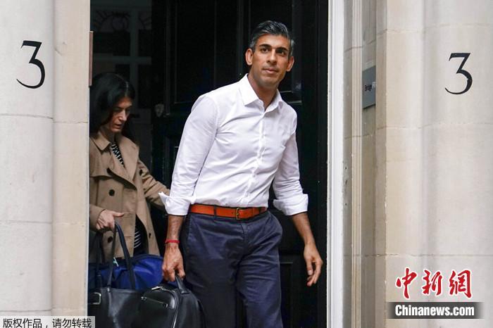 當?shù)貢r間2022年10月23日，蘇納克離開他在倫敦的競選辦公室。