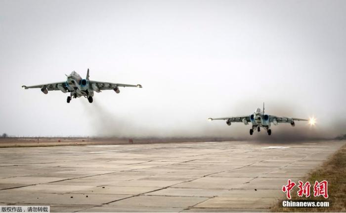 資料圖：2015年3月12日，俄羅斯塔夫羅波爾舉行大規(guī)模軍演。