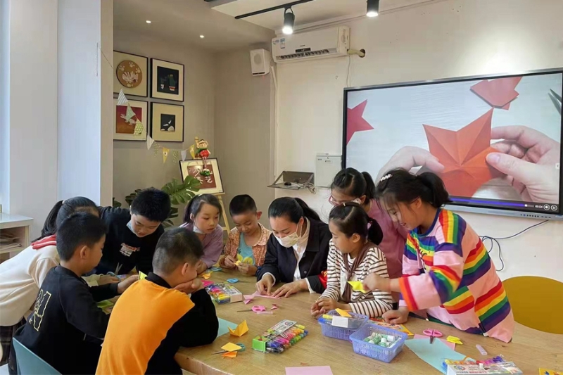 “軍娃”們一起上手工課。莆田市實(shí)驗(yàn)小學(xué)供圖