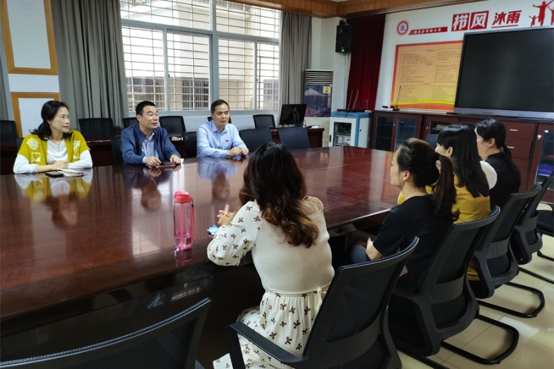 學(xué)校領(lǐng)導(dǎo)與軍屬座談，為其解決難題。莆田市實(shí)驗(yàn)小學(xué)供圖