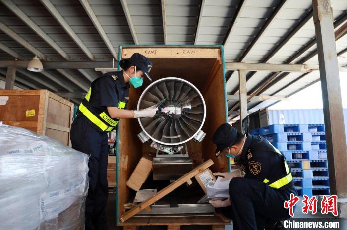 海關(guān)工作人員認真檢查珠海航展首批進境參展物資?！∮岵?攝