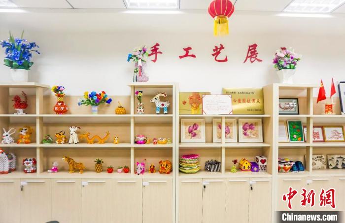 圖為“周婆婆手工坊”內(nèi)陳列的周有玉及學(xué)員作品?！￡愽?攝