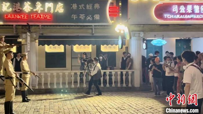 橫店“走進(jìn)電影”街頭演藝項(xiàng)目。　董易鑫 攝