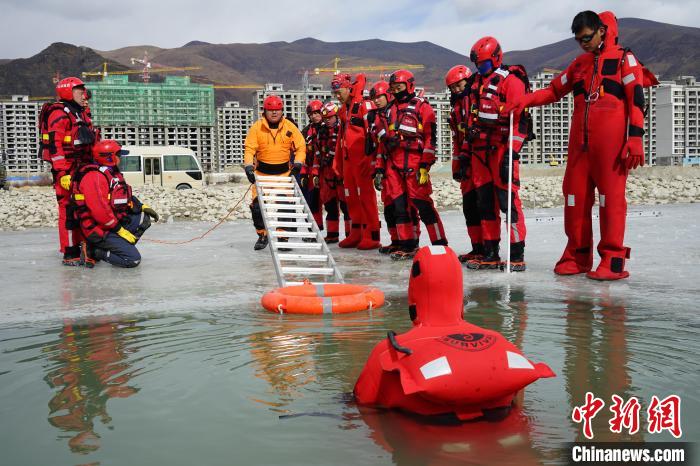 圖為拉薩消防員開(kāi)展水上救援演練。資料圖 拉薩市消防救援支隊(duì)供圖